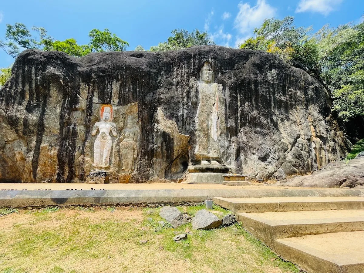 Sculptures rupestres de Buduruwagala