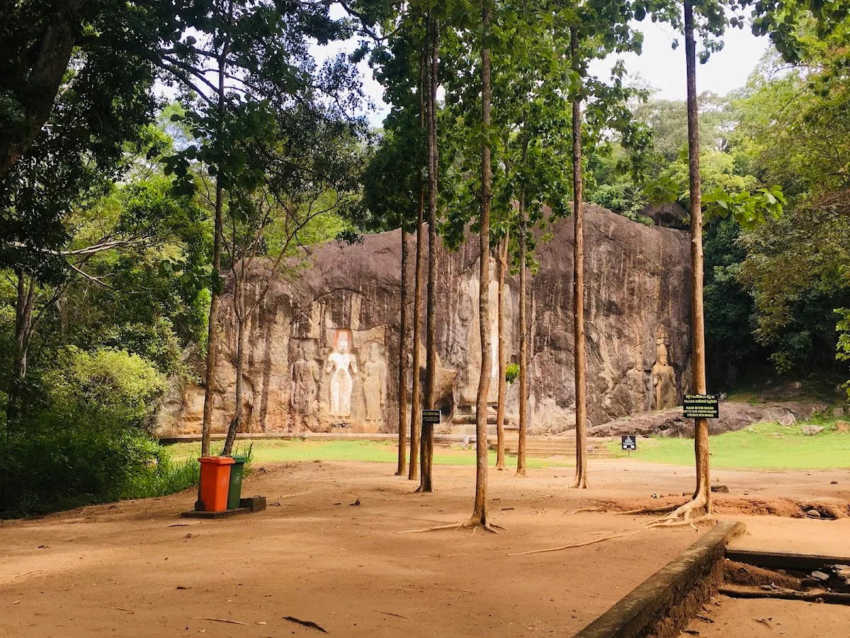 Sculptures rupestres de Buduruwagala