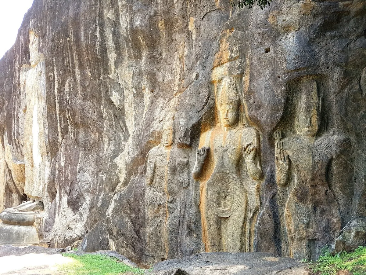 Sculptures rupestres de Buduruwagala