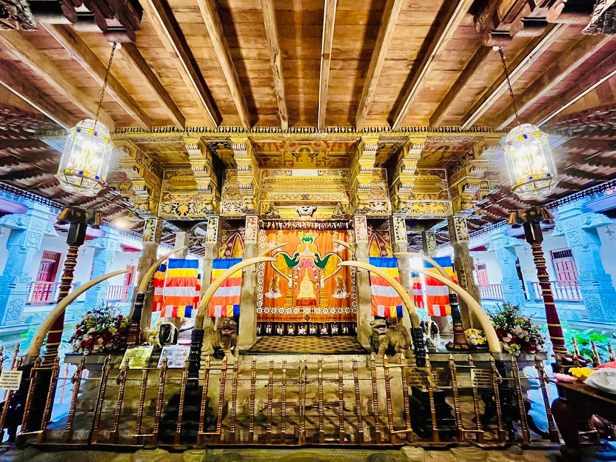 Puja matinale au Temple de la Dent